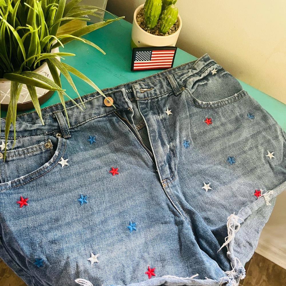 No Boundaries High-Waist Blue Denim Shorts with Star Accents - Picture 4 of 4